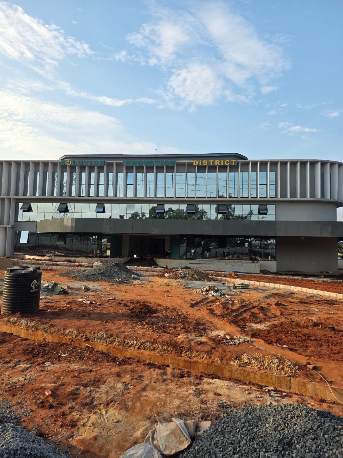 Latest site photograph of Construction of the main building in the permanent site of the Solution Innovation District